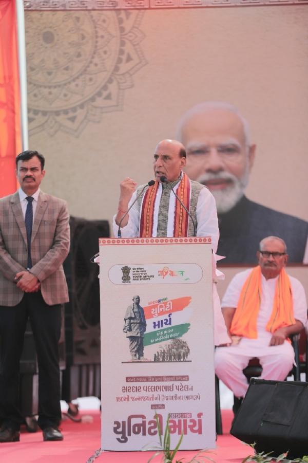 વડાપ્રધાનએ સરદાર પટેલને ઇતિહાસના પાનામાં ચમકતા સિતારા તરીકે પુનઃસ્થાપિત કરવામાં મહત્વપૂર્ણ ભૂમિકા ભજવી રક્ષા મંત્રી રાજનાથ સિંહ વડાપ્રધાનએ સરદાર પટેલને ઇતિહાસના પાનામાં ચમકતા સિતારા તરીકે પુનઃસ્થાપિત કરવામાં મહત્વપૂર્ણ ભૂમિકા ભજવી રક્ષા મંત્રી રાજનાથ સિંહ