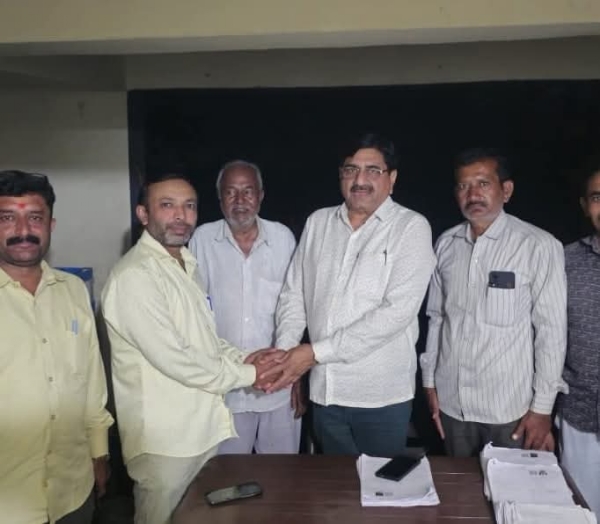 ધારીના છતડીયા ગામમાં SIR કામગીરીનું 100% પૂરું થવાને અનુલક્ષીને સમીક્ષા, અધિકારીઓનું સન્માન