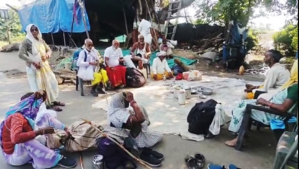 નર્મદા પરિક્રમાવાસીઓની સેવા કરી સંતોષ માનતા સેવાભાવી કનુમામા પટેલ નર્મદા પરિક્રમાવાસીઓની સેવા કરી સંતોષ માનતા સેવાભાવી કનુમામા પટેલ