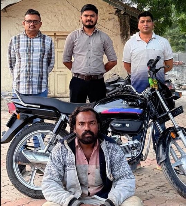સાવરકુંડલામાં પેટ્રોલિંગ દરમિયાન ચોરીની બાઈક સાથે આરોપી ઝડપાયો — અમરેલી LCBની ઝડપી કાર્યવાહી સાવરકુંડલામાં પેટ્રોલિંગ દરમિયાન ચોરીની બાઈક સાથે આરોપી ઝડપાયો — અમરેલી LCBની ઝડપી કાર્યવાહી