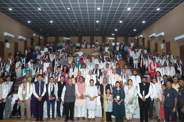 ગુજરાતની સંસ્કૃતિના સૈનિક તરીકે સેવારત 115 ઉપાસકોનુ નાયબ મુખ્યમંત્રીના હસ્તે અતુલ્ય વારસો એવોર્ડ-2025 સન્માન ગુજરાતની સંસ્કૃતિના સૈનિક તરીકે સેવારત 115 ઉપાસકોનુ નાયબ મુખ્યમંત્રીના હસ્તે અતુલ્ય વારસો એવોર્ડ-2025 સન્માન