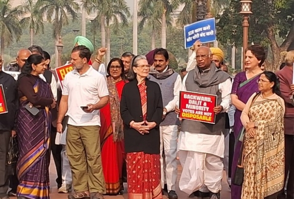 સંસદની બહાર એસઆઈઆર વિરુદ્ધ ઈન્ડી ગઠબંધનનો વિરોધ સંસદની બહાર એસઆઈઆર વિરુદ્ધ ઈન્ડી ગઠબંધનનો વિરોધ