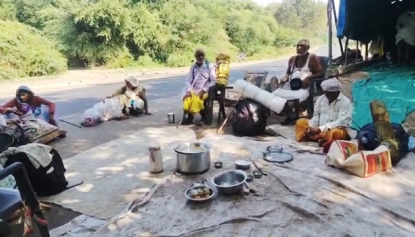 નર્મદા પરિક્રમાવાસીઓની સેવા કરી સંતોષ માનતા સેવાભાવી કનુમામા પટેલ નર્મદા પરિક્રમાવાસીઓની સેવા કરી સંતોષ માનતા સેવાભાવી કનુમામા પટેલ