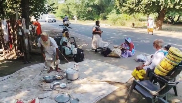 નર્મદા પરિક્રમાવાસીઓની સેવા કરી સંતોષ માનતા સેવાભાવી કનુમામા પટેલ નર્મદા પરિક્રમાવાસીઓની સેવા કરી સંતોષ માનતા સેવાભાવી કનુમામા પટેલ