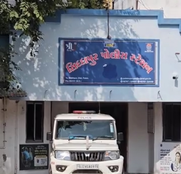 પ્રોહિબિશન કેસના ફરાર આરોપીની સિદ્ધપુર પોલીસ દ્વારા ધરપકડ પ્રોહિબિશન કેસના ફરાર આરોપીની સિદ્ધપુર પોલીસ દ્વારા ધરપકડ