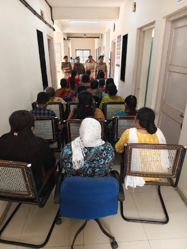 મહિલા પોલીસ સ્ટેશન દ્વારા ત્રણ વાત તમારી ત્રણ વાત અમારી કાર્યક્રમ યોજાયો.