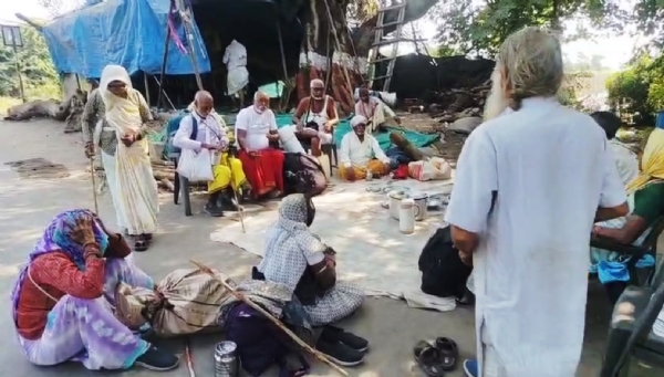 નર્મદા પરિક્રમાવાસીઓની સેવા કરી સંતોષ માનતા સેવાભાવી કનુમામા પટેલ નર્મદા પરિક્રમાવાસીઓની સેવા કરી સંતોષ માનતા સેવાભાવી કનુમામા પટેલ