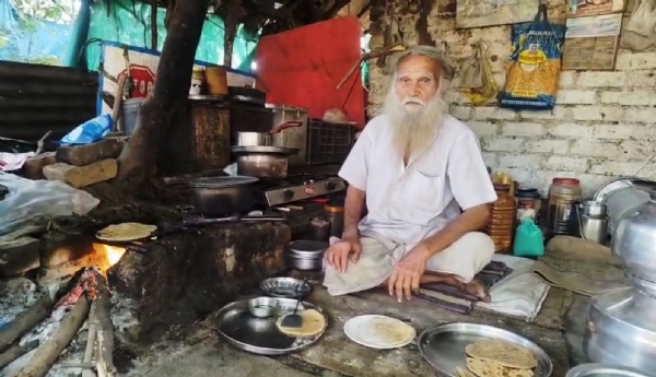 નર્મદા પરિક્રમાવાસીઓની સેવા કરી સંતોષ માનતા સેવાભાવી કનુમામા પટેલ નર્મદા પરિક્રમાવાસીઓની સેવા કરી સંતોષ માનતા સેવાભાવી કનુમામા પટેલ