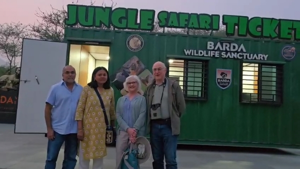 બરડા જંગલ સફરીમાં અમેરિકન પરિવારે 11 સિહોના દર્શન કર્યા. બરડા જંગલ સફરીમાં અમેરિકન પરિવારે 11 સિહોના દર્શન કર્યા.