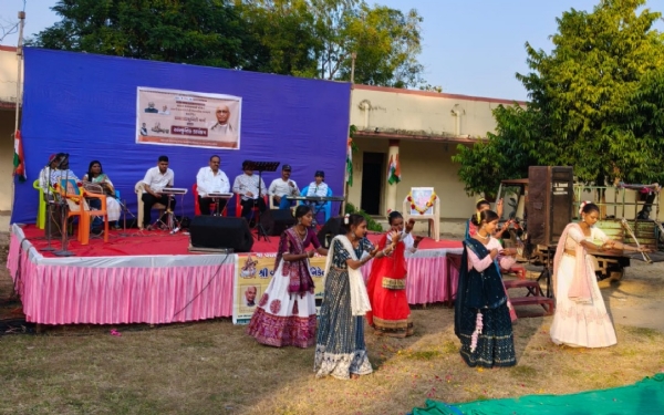 A grand cultural program in Bhadam ahead of the arrival of the National Unity March in Narmada district A grand cultural program in Bhadam ahead of the arrival of the National Unity March in Narmada district