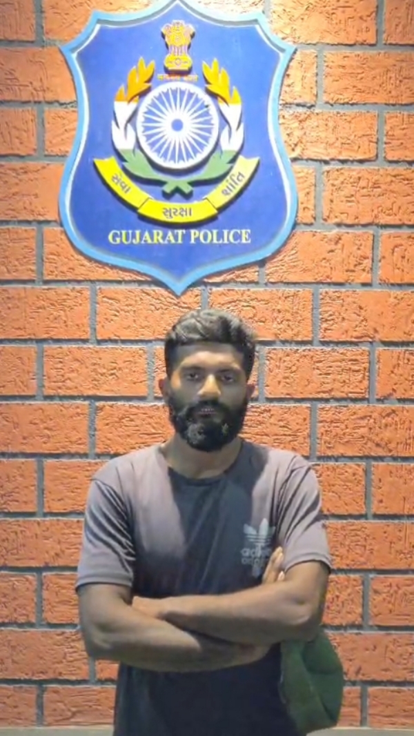 હાઇવે પર મોટરસાઇકલ પર સ્ટંટ કરનાર યુવાનને ઝડપી પાડ્યો.