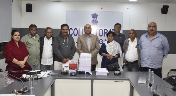 મતદાર યાદી સુપ્રત કરતા કલેક્ટર