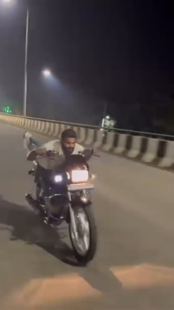 હાઇવે પર મોટરસાઇકલ પર સ્ટંટ કરનાર યુવાનને ઝડપી પાડ્યો.