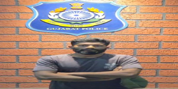 હાઇવે પર મોટરસાઇકલ પર સ્ટંટ કરનાર યુવાનને ઝડપી પાડ્યો.