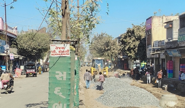 સાવરકુંડલા મહુવા રોડ પર ગોકળગતી ગતિએ ચાલતું વિકાસ કામ, વેપારીઓ અને વાહનચાલકો ત્રસ્ત