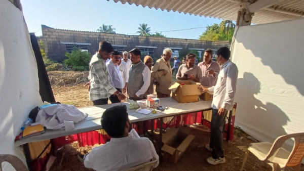 ગીર સોમનાથ જિલ્લાના કોડીનાર આઈપીએલ : શુગર યુનિટમાં ઇન્ડિયન પોટાશ લિમિટેડ 1 ફાઉન્ડેશનની કોર્પોરેટ સોશિયલ 1 રિસ્પોન્સિબિલિટી પહેલ હેઠળ વન હેલ્થ મેડિકલ કેમ્પનું આયોજન કરવામાં આવ્યું હતું. જેનું અમલીકરણ નવી દિલ્હી રાઇઝ ફાઉન્ડેશન દ્વારા કરવામાં આવ્યું હતું. જેનો મુખ્ય ઉદ્દેશ માનવ, પ્રાણી, માટી અને વનસ્પતિના સ્વાસ્થ્યને એકીકૃત અને ટકાઉ રીતે મજબૂત બનાવી સર્વાંગી ગ્રામ વિકાસને પ્રોત્સાહન આપવાનો હતો. ઉદ્ઘાટન યશ સોલંકી યુનિટ હેડ યતેન્દ્ર પંવાર એચઓડી. પી. એસ. ડોડિયા, ચેરમેન રાજનભાઈ, હરિભાઈ દાહિમા દ્વારા કરવામાં આવ્યું હતું. કોડીનાર તથા આસપાસના વિસ્તારોમાંથી ગ્રામજનો ખેડૂતે તથા મહિલાઓ અને બાળકો હાજર રહ્યાં હતા. કેમ્પ દરમિયાન માનવ સ્વાસ્થ્ય સેવાઓ ઉપલબ્ધ કરાવવામાં આવી હતી. જેમાં બ્લડ પ્રેશર, બ્લડ શુગર તપાસ, સામાન્ય તબીબી પરામર્શ, આવશ્યક દવાઓનું નિશુલ્ક વિતરણ તથા સેનિટરી પૅડ્સનું વિતરણ કરાયું હતું. વનસ્પતિ અને માટી સ્વાસ્થ્ય સત્રનું સંયુક્ત આયોજન ડૉ. રમેશભાઈ રાઠોડ, વૈજ્ઞાનિક, કૃષિ વિજ્ઞાન કેન્દ્ર, કોડિનાર, ડૉ. પી. ડી. કુમાવત એગ્રોનોમિસ્ટ, જુનાગઢ કૃષિ યુનિવર્સિટી દ્વારા કરાયું હતું. નિષ્ણાતોએ ખેડૂતો સાથે સુધારેલી શેરડીની જાતો, માટીની ઉર્વરતા વ્યવસ્થાપન, સંતુલિત ખાતર ઉપયોગ અને ટકાઉ કૃષિ પદ્ધતિઓ વિષે વૈજ્ઞાનિક તથા વ્યવહારુ માર્ગદર્શન આપ્યું હતું. વધારવામાં સહાય મળશે.આ ઉપરાંત દેવલી જેનાથી ઉત્પાદનક્ષમતા અને ખેડૂત આવક વઘારવા માં સહાય મળશે તેમજ દેવળીગામ ખાતે પશુચિકિત્સા આરોગ્ય કેમ્પનું આયોજન કરવામાં આવ્યું હતું. જેમાં ડો. એમ. ડી. રાઠોડ (વેટરનરી ઓફિસર, કોડિનાર) અને સંજયભાઈ ડોડીયા તેમની ટીમે પશુઓની ડૉ. મનુ ભાઈ ગોહિલ (વેટરનરી ડોક્ટર) તથા આરોગ્ય તપાસ, સારવાર, ડીવોર્મિંગ અને હેલ્થ અભિગમને વધુ મજબૂતી મળી પરામર્શ સેવાઓ આપી હતી. જેના દ્વારા વન હેલ્થ અભીગમનેવઘૂમજબૂતીમળીહતી.કાર્યક્રમનું સમાપન સન્માન સમારોહ સાથે કરવામાં આવ્યું હતું. જેમાં અભય ત્રિપાઠી, સચિવ, રાઇઝ ફાઉન્ડેશન દ્વારા ડોક્ટરો, યોગદાનકર્તાઓને સ્મૃતિચિહ્ન આપી