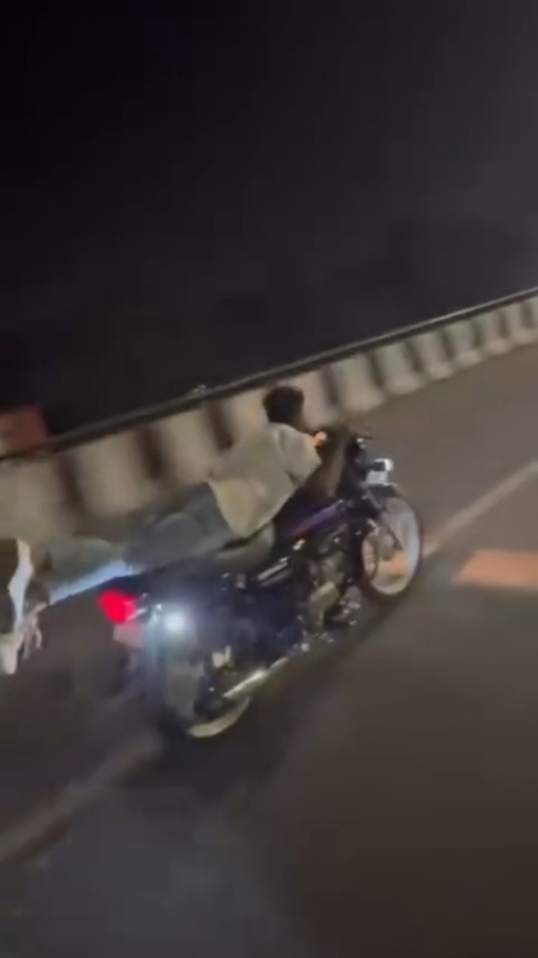 હાઇવે પર મોટરસાઇકલ પર સ્ટંટ કરનાર યુવાનને ઝડપી પાડ્યો.