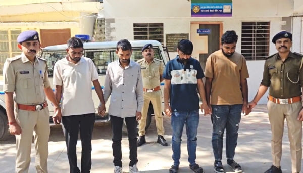 જૂનાગઢ અને સુરતથી ઓનલાઈન ઇન્વેસ્ટમેન્ટ અને ટ્રેડિંગ પ્લેટફોર્મમાં ફ્રોડ કરનારા 4 ને ઝડપી પાડ્યા