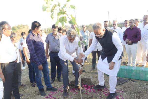 વિસાવાડા ખાતે કેબિનેટ મંત્રી  અર્જુન મોઢવાડિયાની ઉપસ્થિતિમાં વૃક્ષોના રોપણ કાર્યનો શુભારંભ કરાવ્યો.