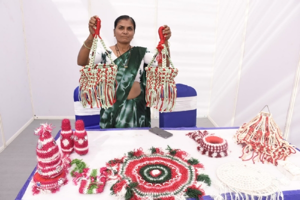 પોરબંદરના બાલોચ ગામના ગાયત્રી સખી મંડળના હંસાબેન સોંદરવાની હસ્તકલાને સશક્ત નારી મેળામાં મળ્યું પ્લેટફોર્મ.