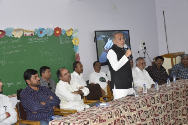 વિસાવાડા ખાતે કેબિનેટ મંત્રી  અર્જુન મોઢવાડિયાની ઉપસ્થિતિમાં વૃક્ષોના રોપણ કાર્યનો શુભારંભ કરાવ્યો.