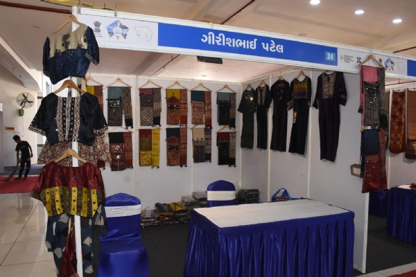 પોરબંદર ખાતે સ્વદેશી મેળો તેમજ સશક્ત નારી મેળો અને પ્રદર્શનીમાં સ્વદેશી વિવિધ વસ્તુઓનો વિશાળ ખજાનો.