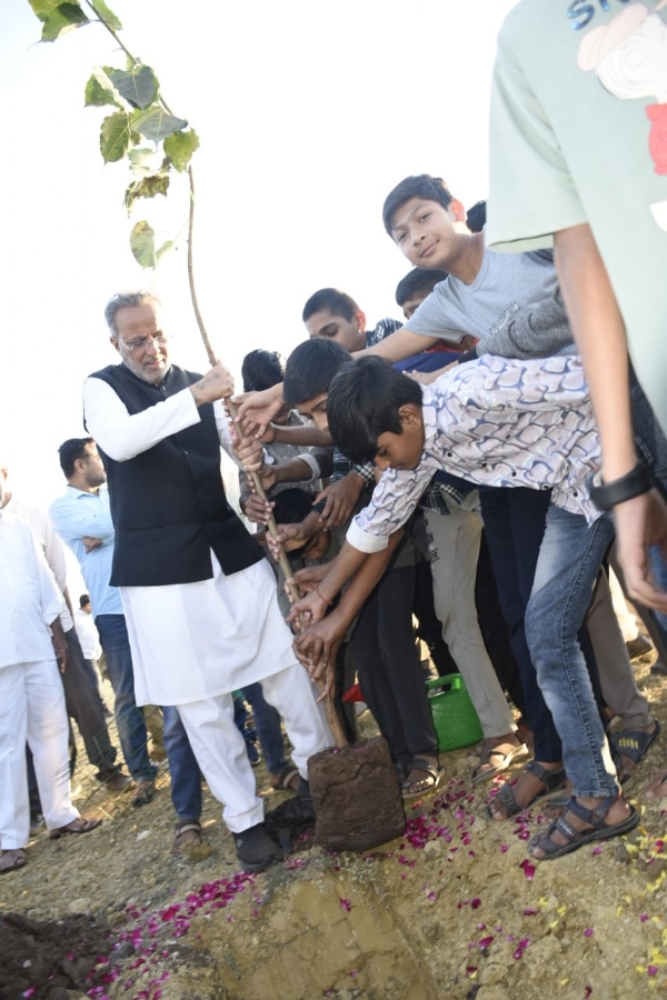 વિસાવાડા ખાતે કેબિનેટ મંત્રી  અર્જુન મોઢવાડિયાની ઉપસ્થિતિમાં વૃક્ષોના રોપણ કાર્યનો શુભારંભ કરાવ્યો.