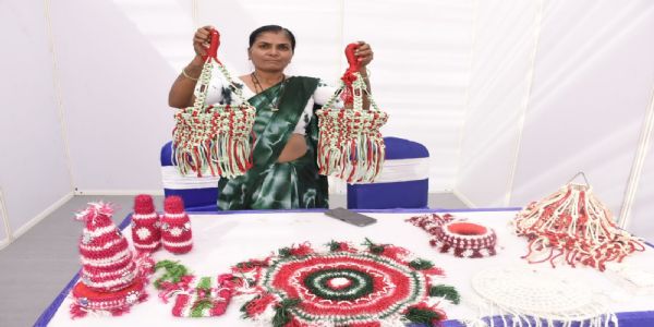 પોરબંદરના બાલોચ ગામના, ગાયત્રી સખી મંડળના હંસાબેન સોંદરવાની હસ્તકલાને સશક્ત નારી મેળામાં મળ્યું પ્લેટફોર્મ.