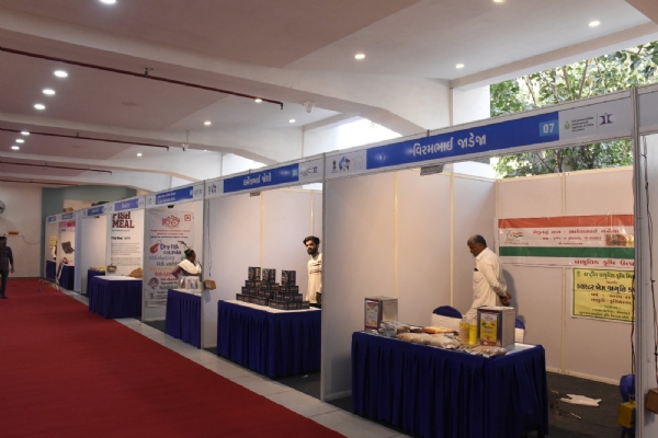 પોરબંદર ખાતે સ્વદેશી મેળો તેમજ સશક્ત નારી મેળો અને પ્રદર્શનીમાં સ્વદેશી વિવિધ વસ્તુઓનો વિશાળ ખજાનો.