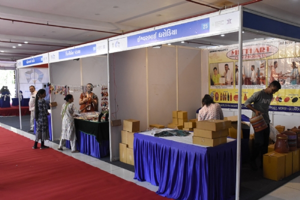 પોરબંદર ખાતે સ્વદેશી મેળો તેમજ સશક્ત નારી મેળો અને પ્રદર્શનીમાં સ્વદેશી વિવિધ વસ્તુઓનો વિશાળ ખજાનો.