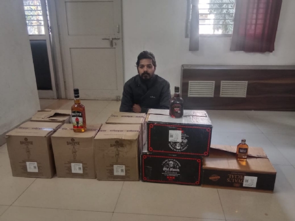 કીર્તિમંદિર નજીક રહેણાંક મકાન માંથી 120 નંગ વિદેશી દારૂની બોટલ ઝડપી પાડી.