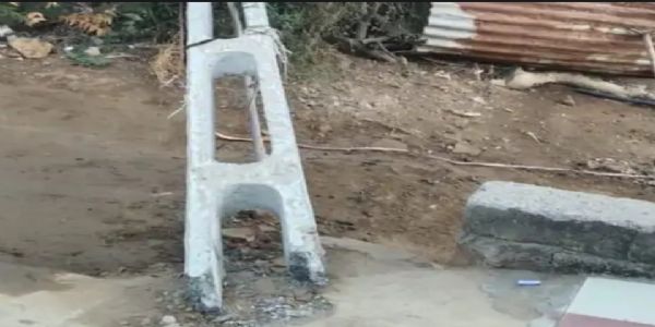 સાંતલપુર તાલુકાના પર ગામમાં વીજપોલ ત્રણ મહિના પહેલા ધરાશાયી: પાંચ દિવસમાં બદલવાની ખાતરી આપી