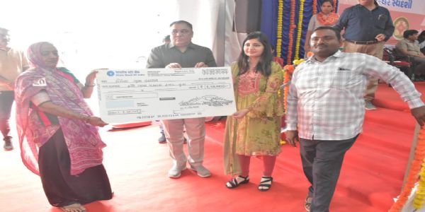 જિલ્લાના અધિકારીઓની સહૃદયતા: વૃદ્ધ અને અશક્ત મહિલાનું સ્ટેજની નીચે ઉતરીને તેમના સ્થળ પર જઈ સન્માન કર્યું