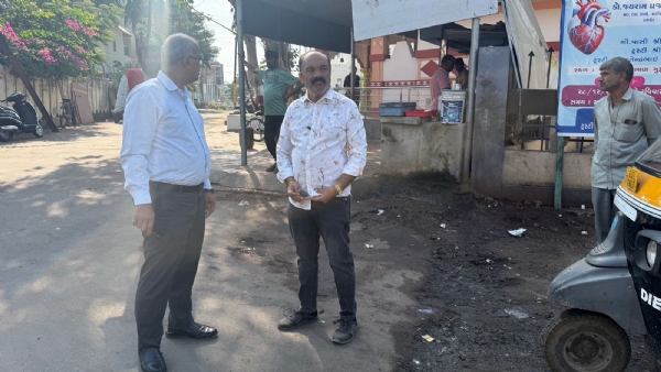 પોરબંદર મનપા દ્વારા ગંદકી કરનાર વેપારીઓને દંડ ફટકાર્યો.
