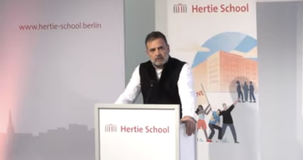 રાહુલ ગાંધીએ, સોમવારે રાત્રે બર્લિનની હર્ટી સ્કૂલમાં આયોજિત એક કાર્યક્રમમાં વિદ્યાર્થીઓ સાથે સંવાદ કર્યો