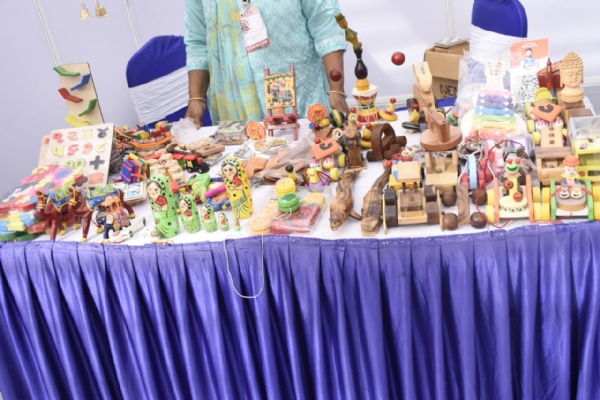 કાસાબડ ગામના કિંજલબેને સખી મંડળના માધ્યમથી આર્થિક સંકટને આપી મ્હાત.