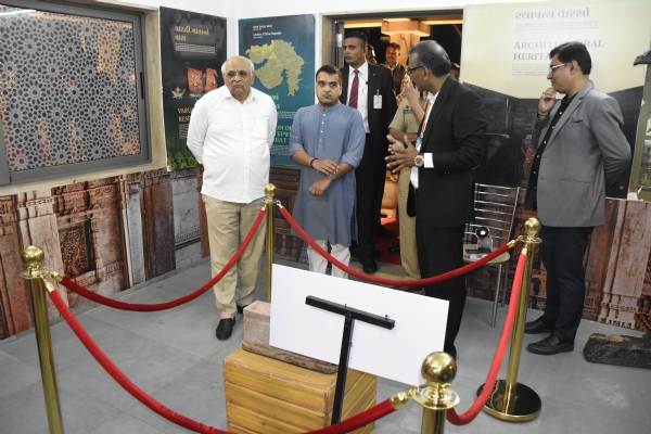 અડાલજ ખાતે પ્રવેગ અડાલજ થીમ પાર્ક