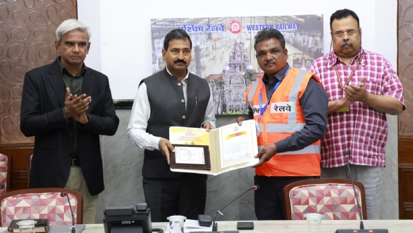 પુરસ્કારથી સન્માનિત કર્યા