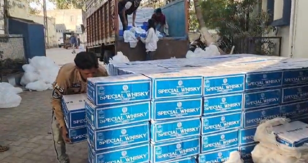 વેરાવળ બંદર માં ઊતરતો દારૂ