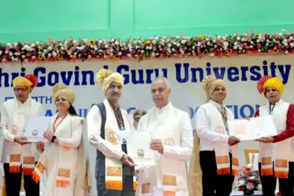 પાટણના શ્રી બી.ડી. સાર્વજનિક વિદ્યાલયના શિક્ષક ડૉ. ઓધારભાઈ બી. દેસાઈને રાજ્યપાલના હસ્તે પી.એચ.ડી. પદવી એનાયત કરવામાં આવી