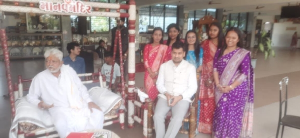 સાવરકુંડલા માનવ મંદિરે કલેક્ટર ભારદ્વાજની મુલાકાત, ભક્તિબાપુએ સ્વાગત કર્યું