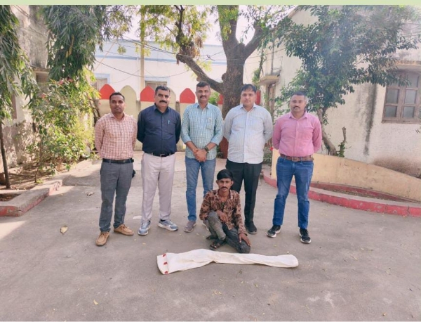 હનુમંત (રાજગઢ) ગામની સીમમાંથી દેશી બનાવટની બંદૂક સાથે એક ઈસમ ઝડપાયો