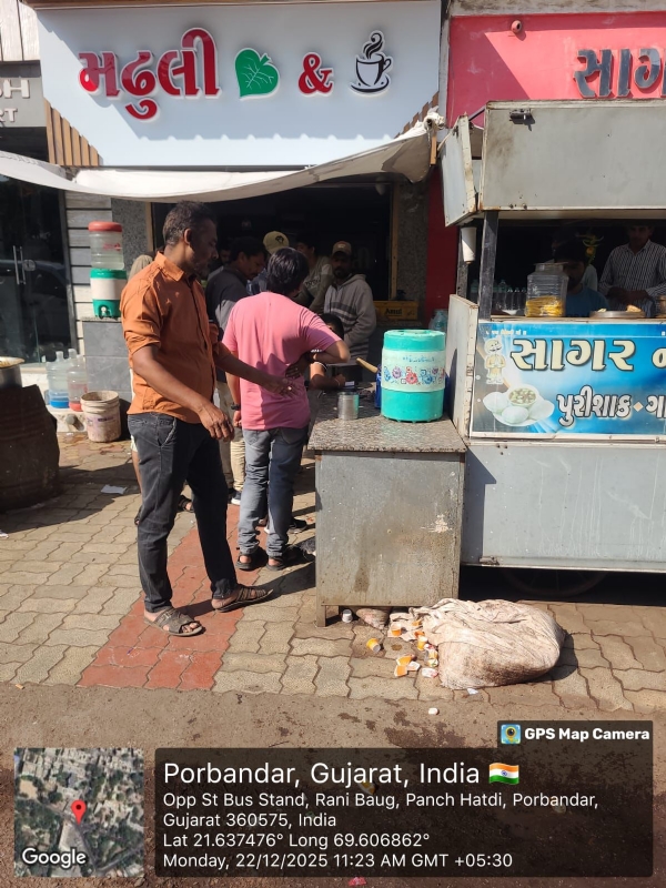 પોરબંદર મનપા દ્વારા ગંદકી કરનાર વેપારીઓને દંડ ફટકાર્યો.