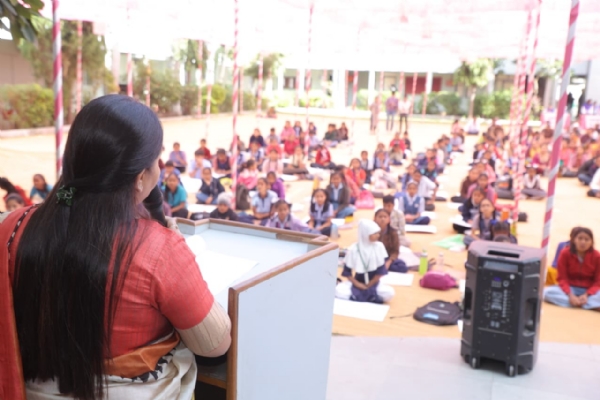 વિદ્યાર્થીઓએ ચિત્રો દ્વારા આપી માર્ગ સલામતીની જાગૃતિ