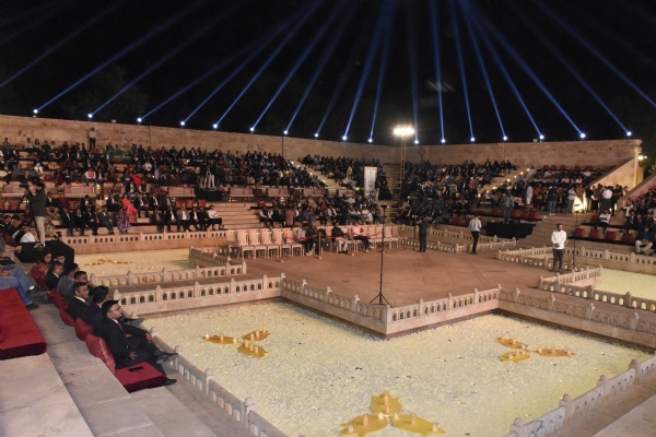 અડાલજ ખાતે પ્રવેગ અડાલજ થીમ પાર્ક