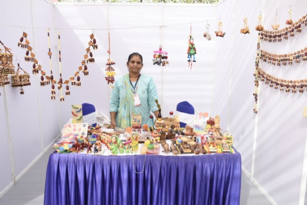 કાસાબડ ગામના કિંજલબેને સખી મંડળના માધ્યમથી આર્થિક સંકટને આપી મ્હાત.