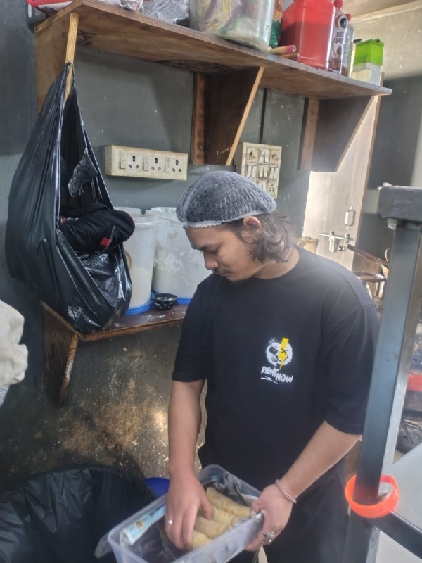 પોરબંદર મનપા દ્વારા ખાણીપીણીના ધંધાર્થીને ત્યાં ચેકીંગ હાથ ધરાયુ.