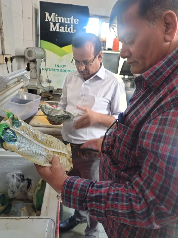 પોરબંદર મનપા દ્વારા ખાણીપીણીના ધંધાર્થીને ત્યાં ચેકીંગ હાથ ધરાયુ.