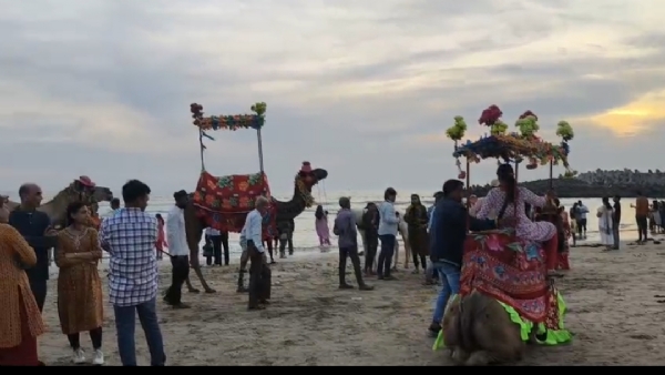 દરિયા કિનારે આનંદ માણતા સેંકડો પ્રવાસીઓ