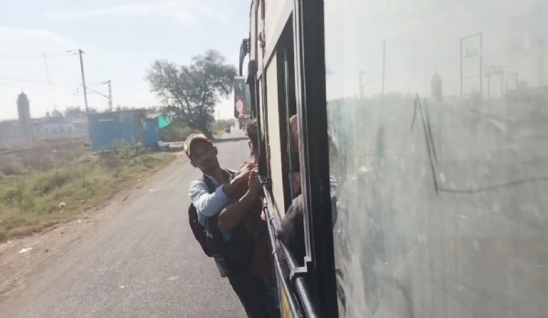 આમોદ વિસ્તારમાં ફરતી એસટી બસોમાં વિધાર્થીઓને દરવાજે લટકીને જવા મજબૂર બન્યા